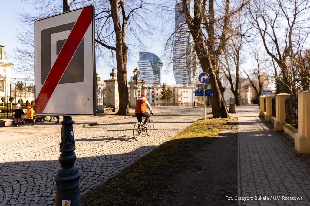 Rowerzysta w centrum Rzeszowa