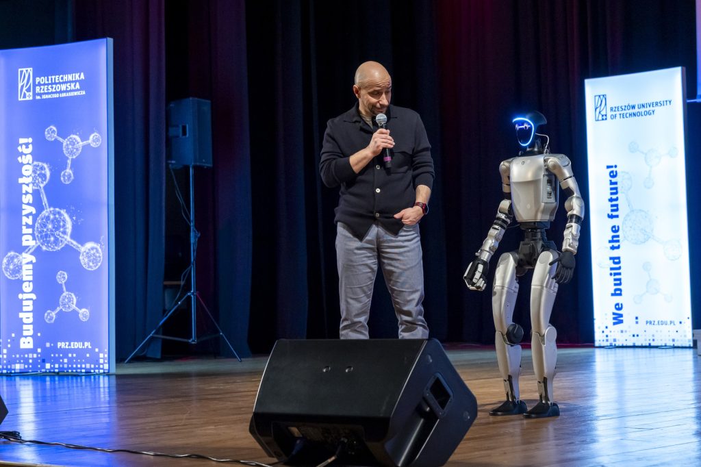 Robot humanoidalny i Tomasz Żabiński