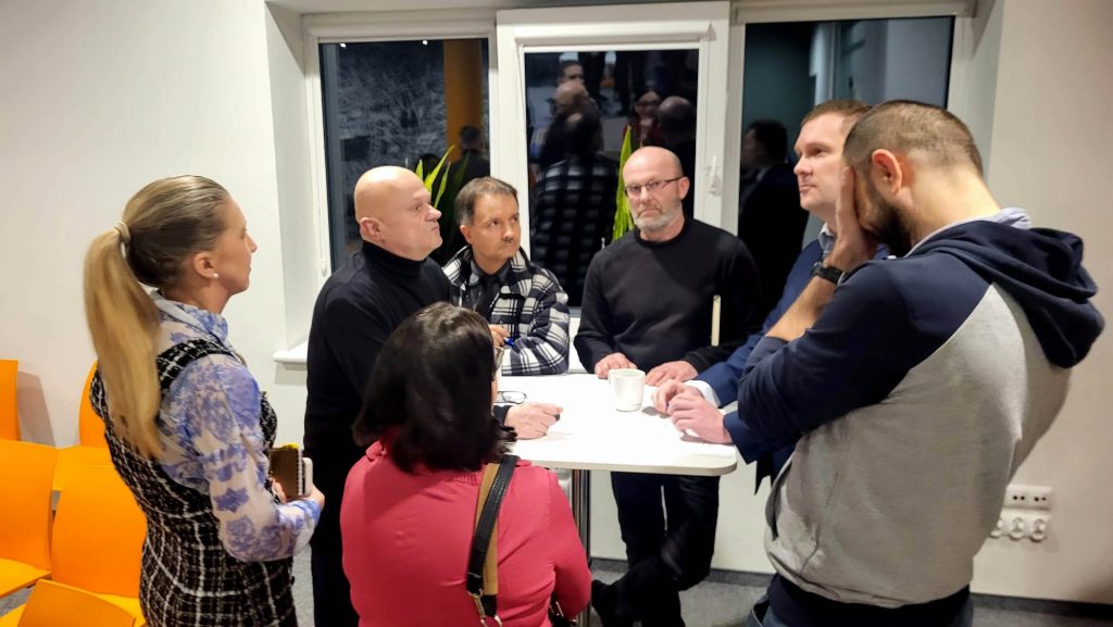 dyskusja przy "stolikach"