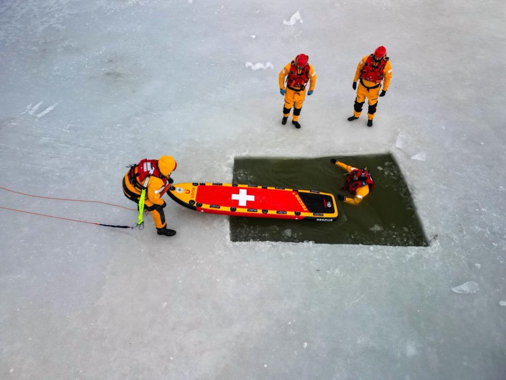 Ratownicy na zamarzniętym Wisłoku