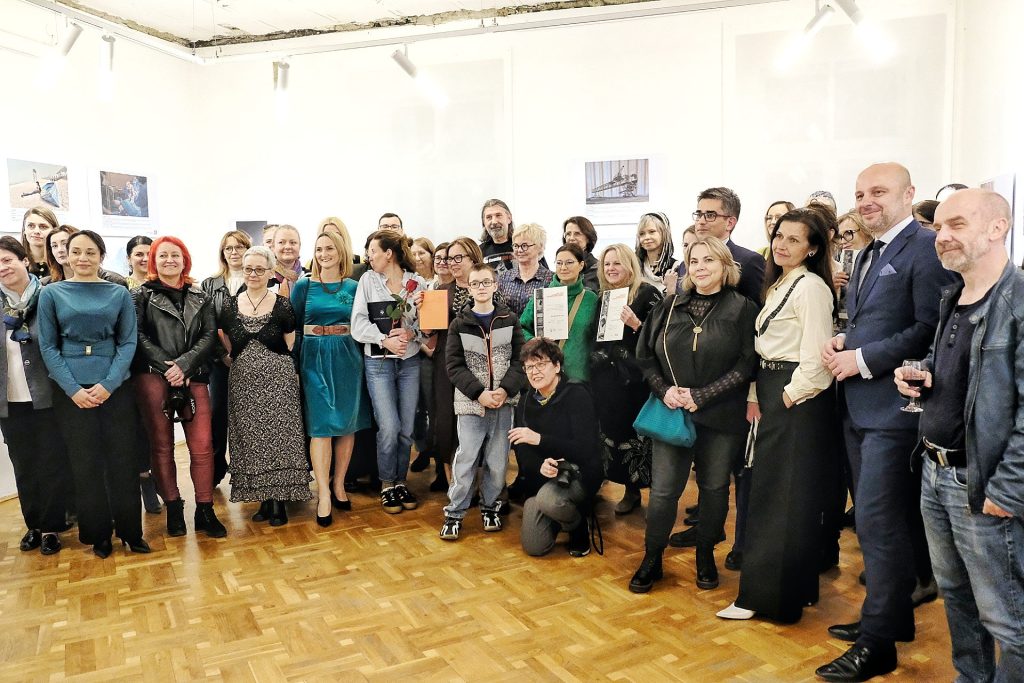 Pamiątkowe zdjęcie uczestników wernisażu w GMFR