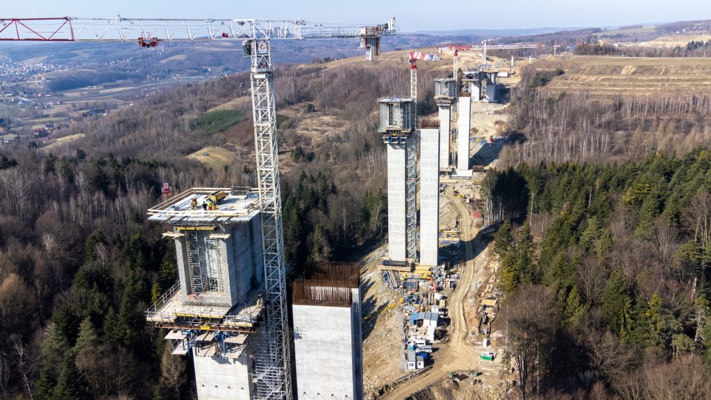 Podpory pod estakadę na S19