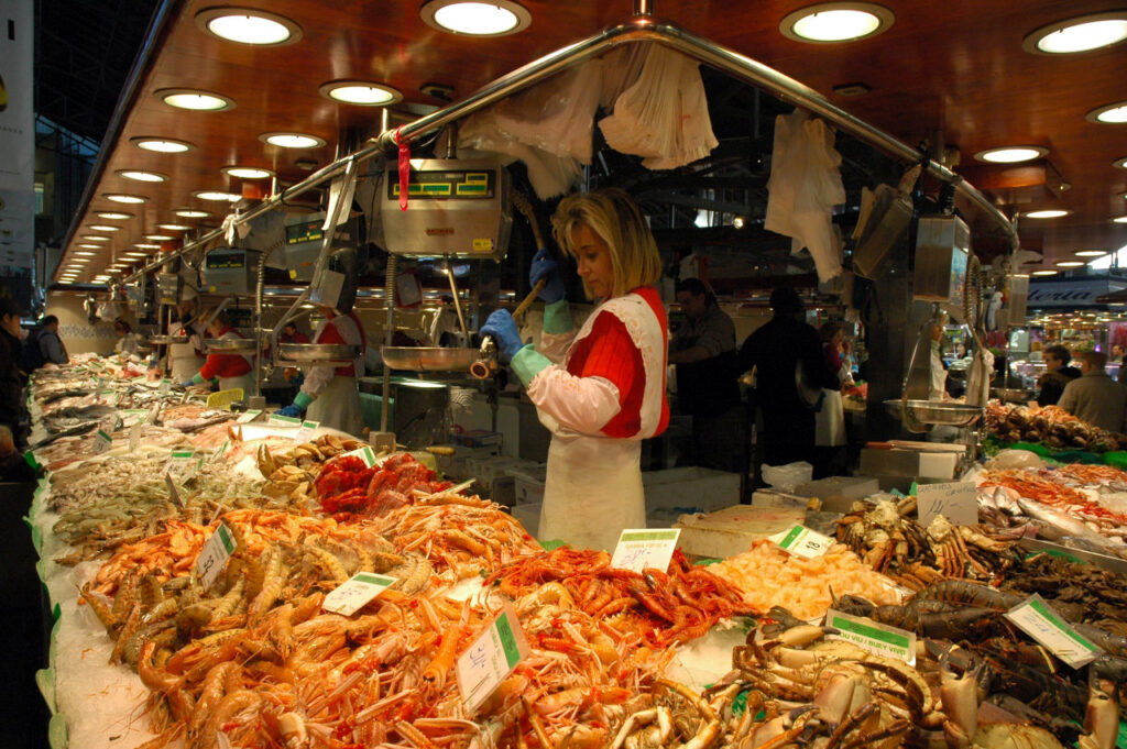 Miejskie targowisko La Boqueria w Barcelonie