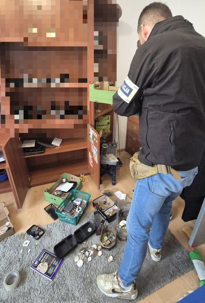 Przeszukanie mieszkania oszusta