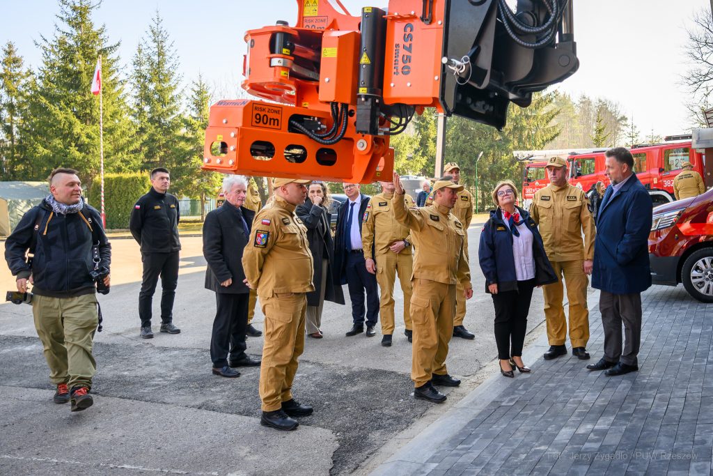 minister ze strażakami