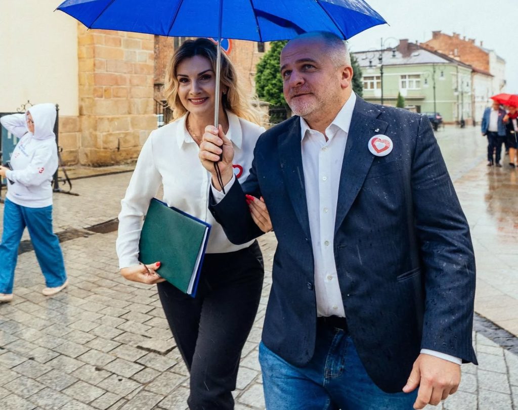 Posłowie Frydrych i Kowal pod parasolem