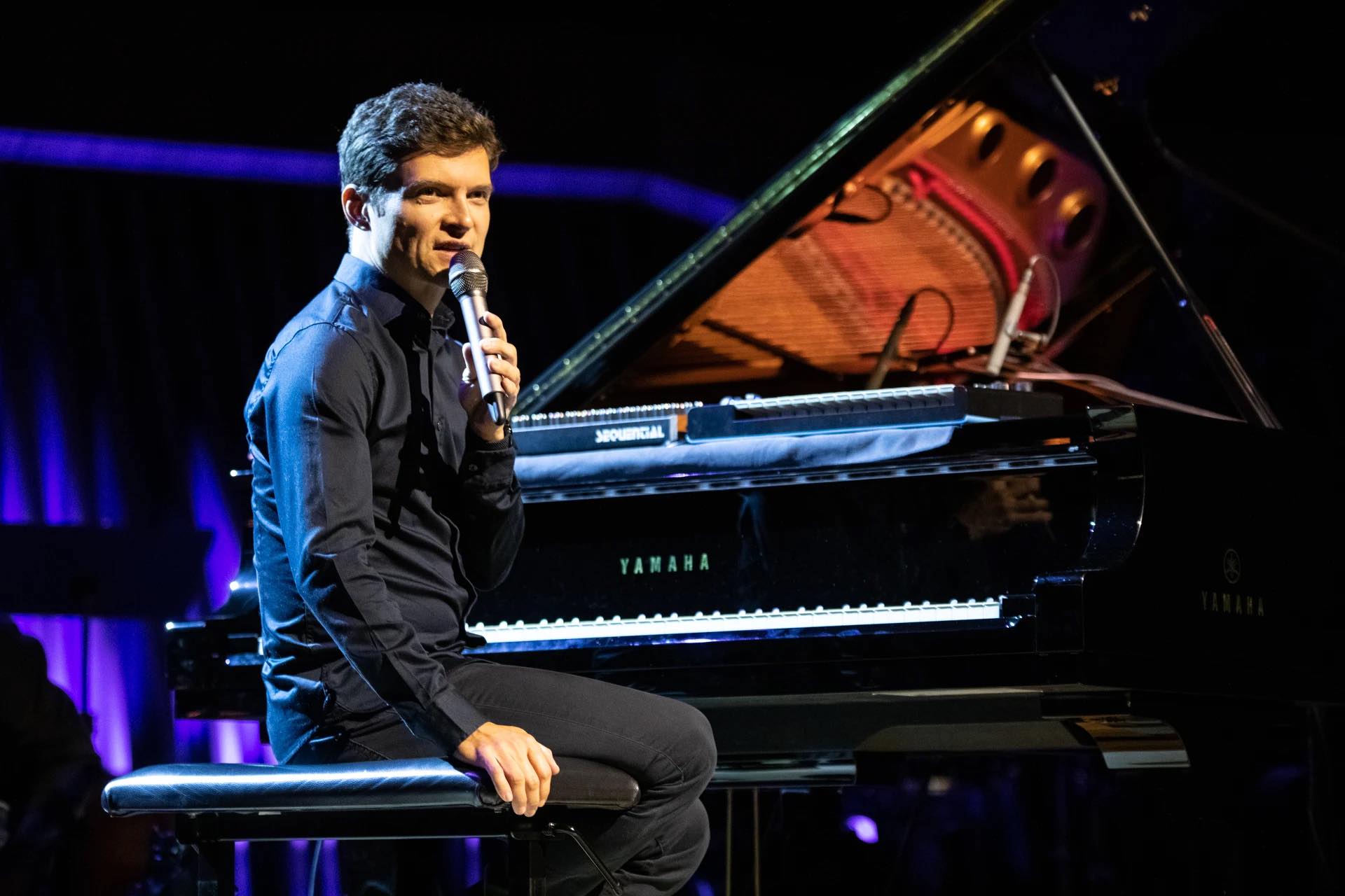 Maciej Tubis wystąpi na scenie Wojewódzkiego Domu Kultury w Rzeszowie.