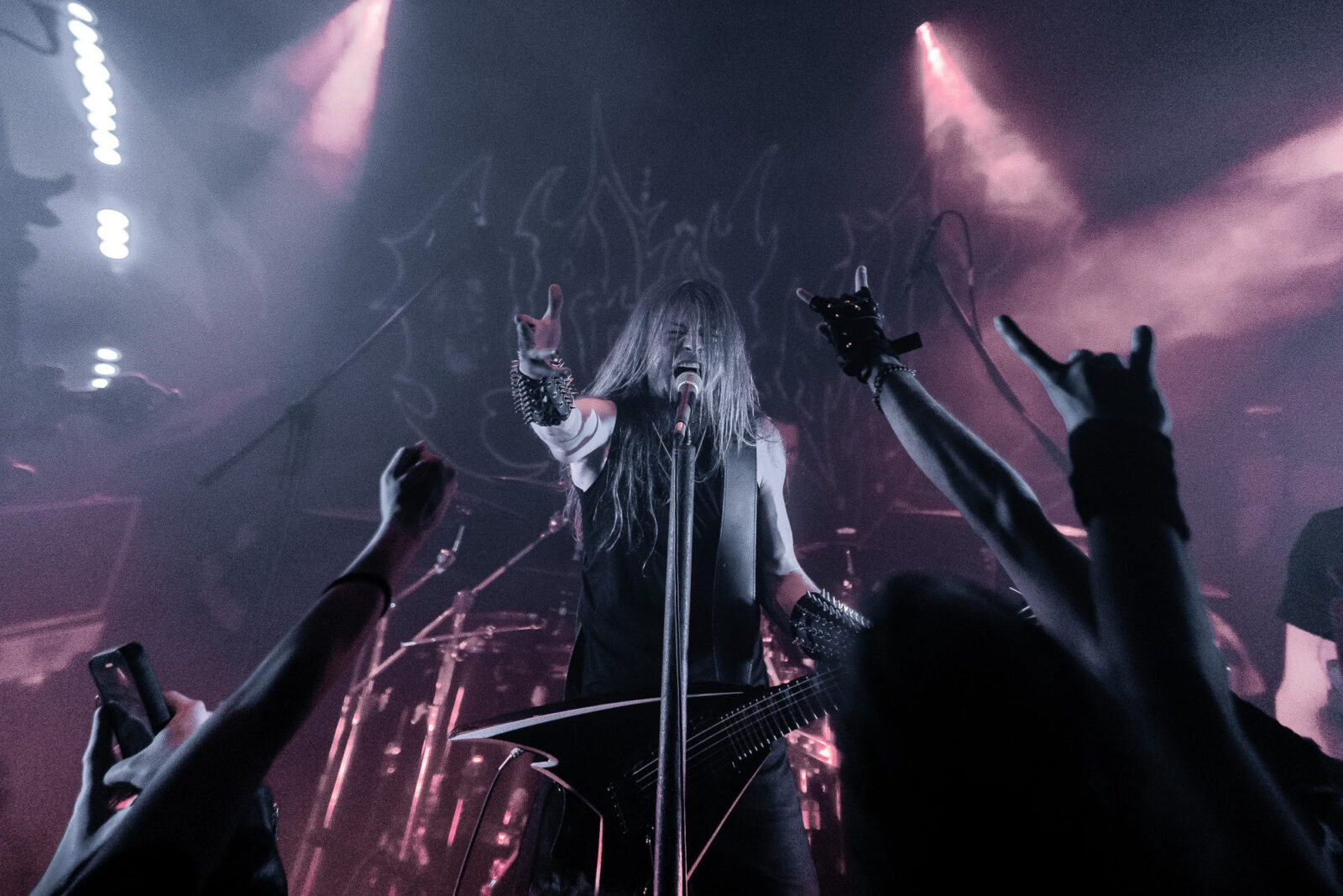 Okrütnik to thrash metal z domieszką black i speed metalu.