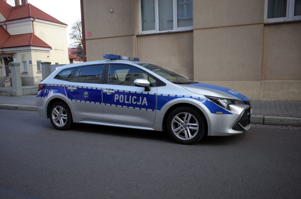Radiowóz przed Komendą Miejska Policji w Rzeszowie