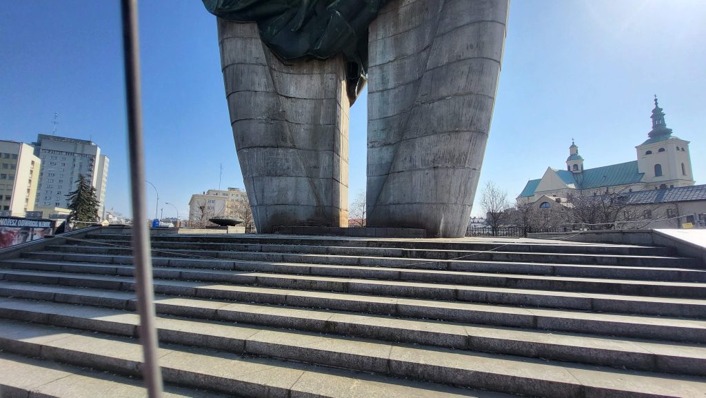 Posprzątany wielki pomnik w Rzeszowie