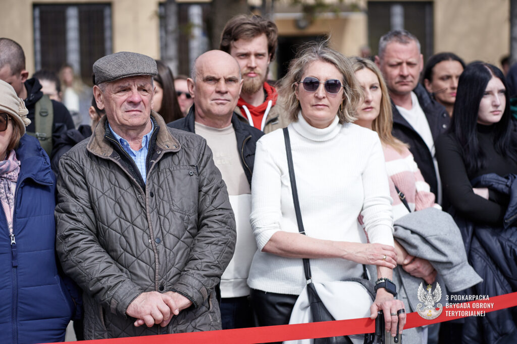 Rodziny nowych żołnierzy na przysiędze