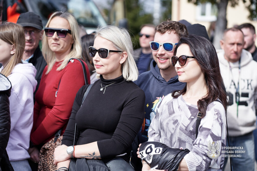 Dziewczyny żołnierzy na przysiędze