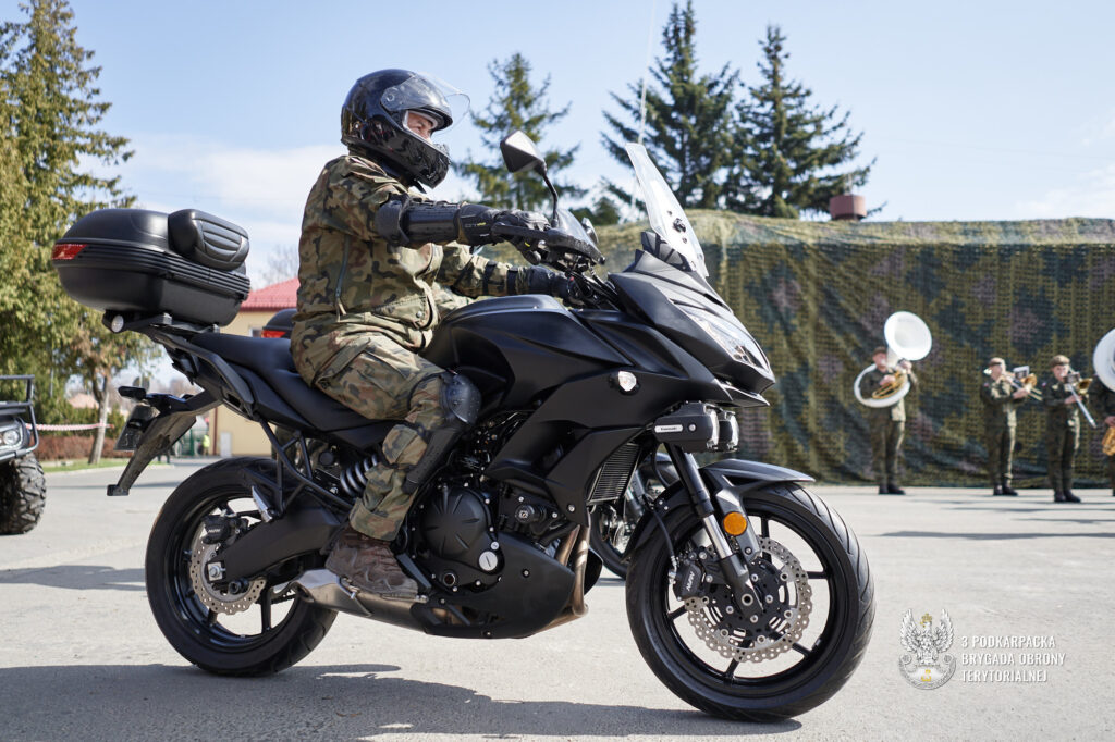 Żołnierz obrony terytorialnej na motocyklu