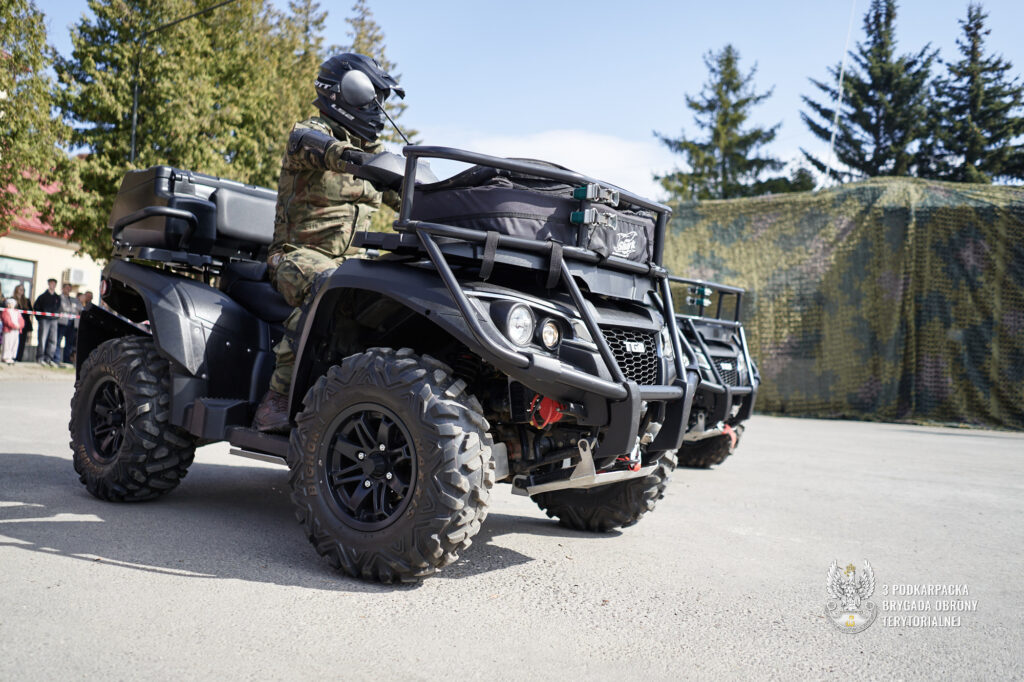 Żołnierz WOT na quadzie