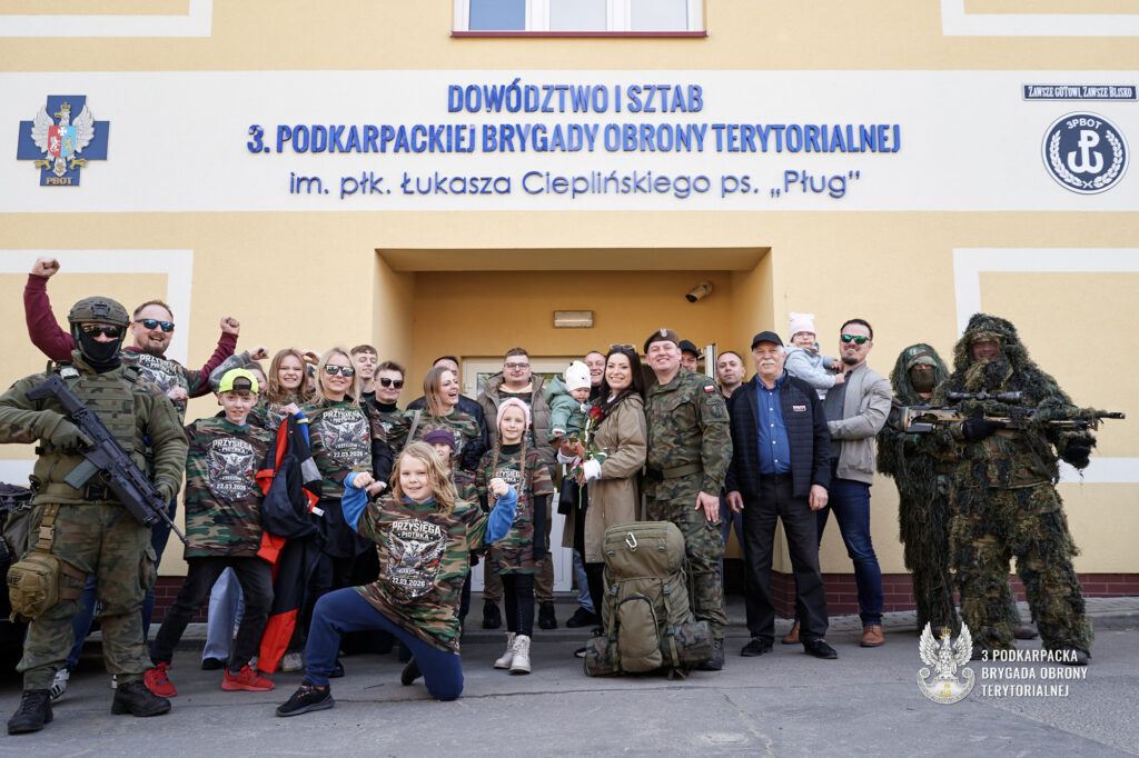 Pamiatkowe zdjęcie z przysięgi wojskowej WOT