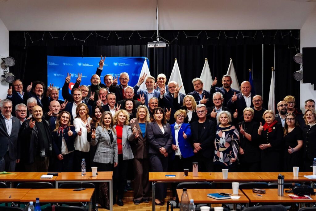 członkowie KO pozują do0 zdjęcia