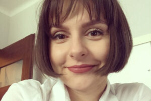 Sara Muzia – urodzona w 1992 roku, absolwentka filologii polskiej na Uniwersytecie Rzeszowskim, poetka i animatorka kultury.