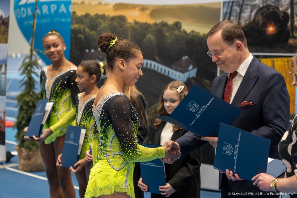 marszałek Ortyl wręcza stypendia