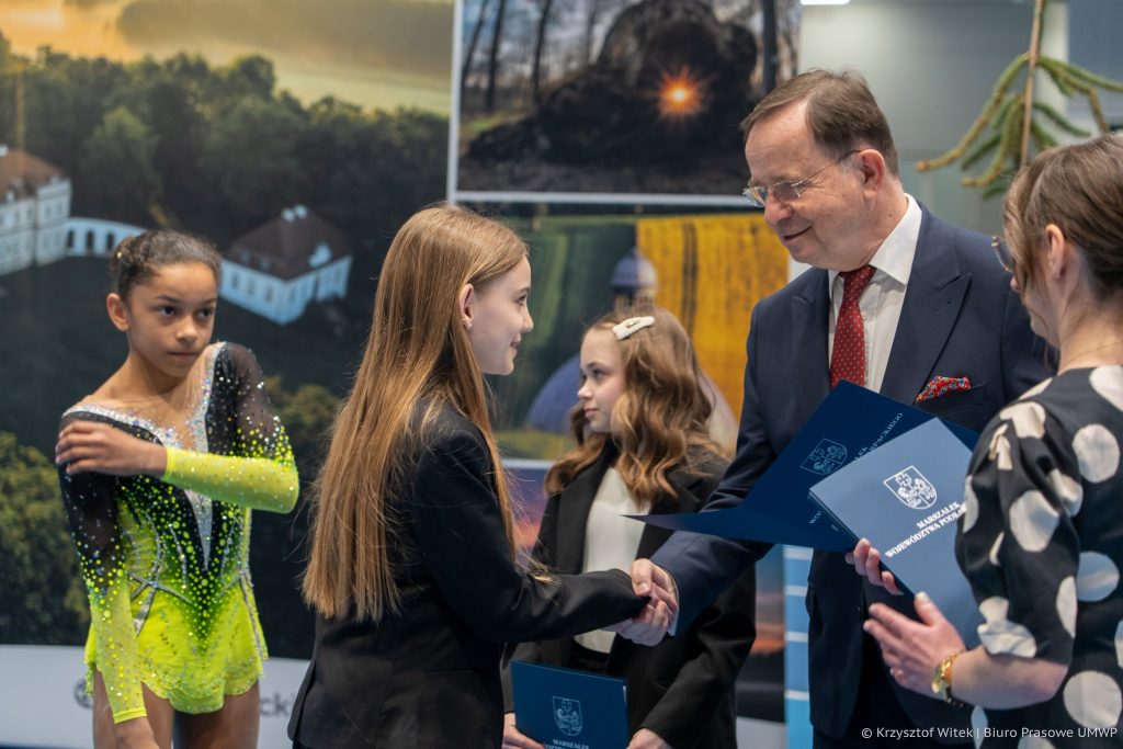 rozdanie stypendiów przez marszałka Ortyla