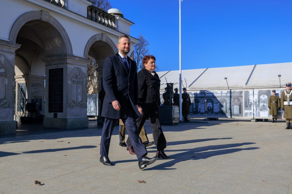 Wicepremier Władysław Kosiniak-Kamysz i burmistrz Birczy Anna Szymaszek. 