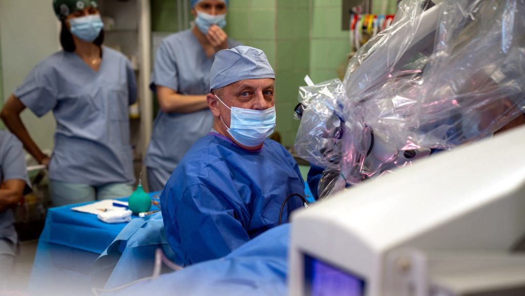 Dr n. med.  Wojciech Domka z USK podczas operacji