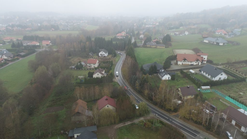 widok na teren którym przebiegnie obwodnica Tyczyna