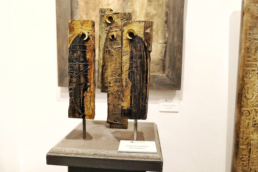 Rzeźba „Kapliczka” Krzysztofa Brzuzana