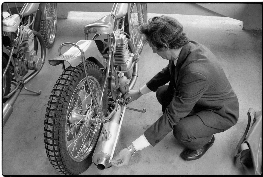 Jolant Szczepanek podczas kontroli motocykli