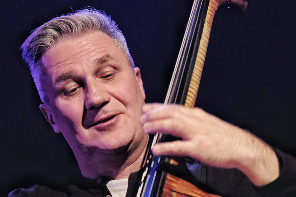 Piotr Lemańczyk to jeden z czołowych europejskich kontrabasistów jazzowych.