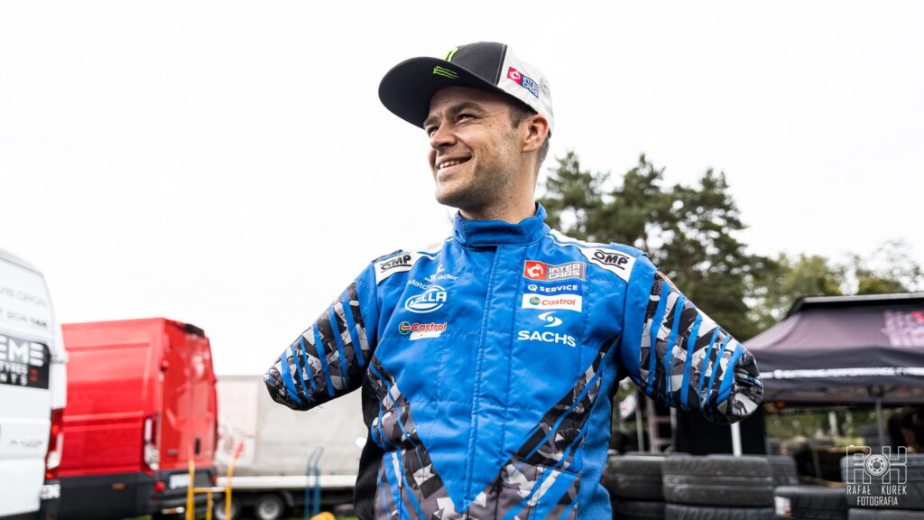 Wśród gości RZE(SPARK) jest Bartosz Ostałowski, kierowca wyścigowy, który prowadzi samochód stopą. | Fot. FB / Rafał Kurek