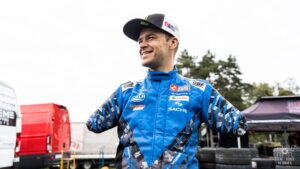 Wśród gości RZE(SPARK) jest Bartosz Ostałowski, kierowca wyścigowy, który prowadzi samochód stopą. | Fot. FB / Rafał Kurek