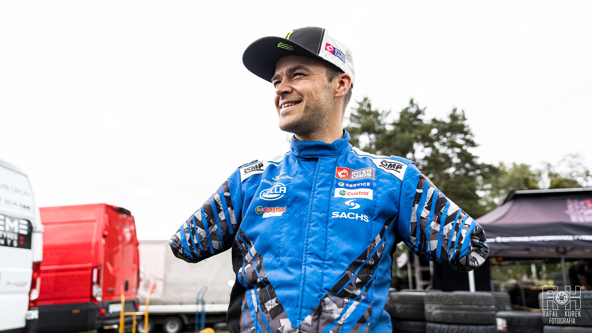 Wśród gości RZE(SPARK) jest Bartosz Ostałowski, kierowca wyścigowy, który prowadzi samochód stopą. | Fot. FB / Rafał Kurek