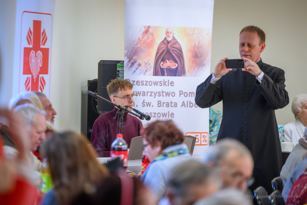 ksiądz dyrektor rzeszowskiej Caritas