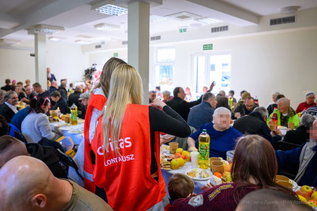 wolontariusze w trakcie śniadania wielkanocnego