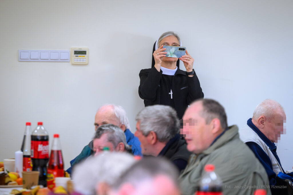 zakonnica robi zdjęcia