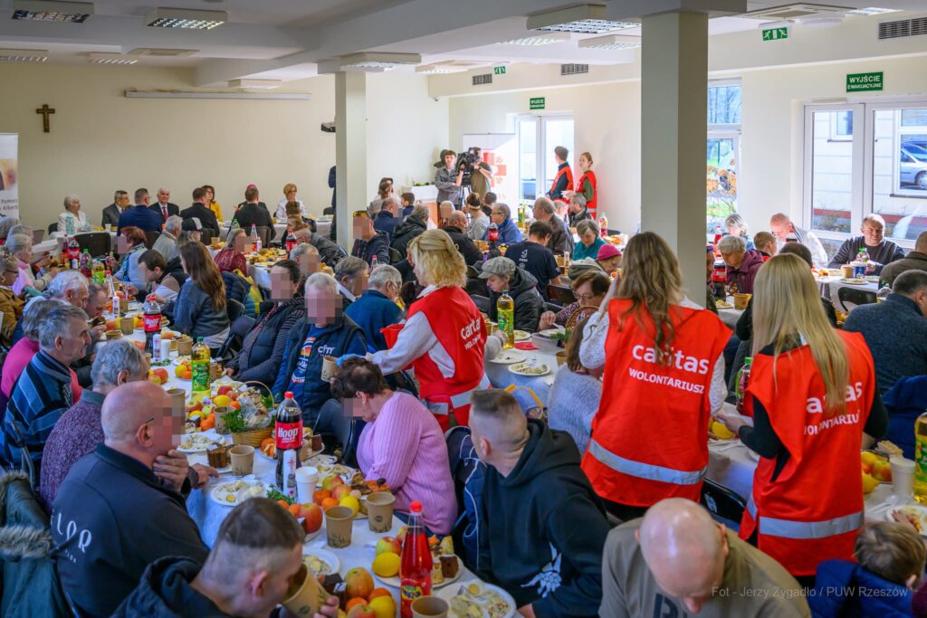 śniadanie wielkanocne w Caritas