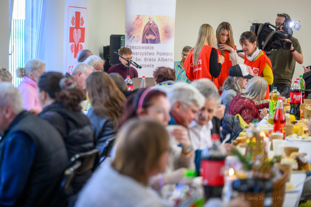 śniadanie wielkanocne w Caritas