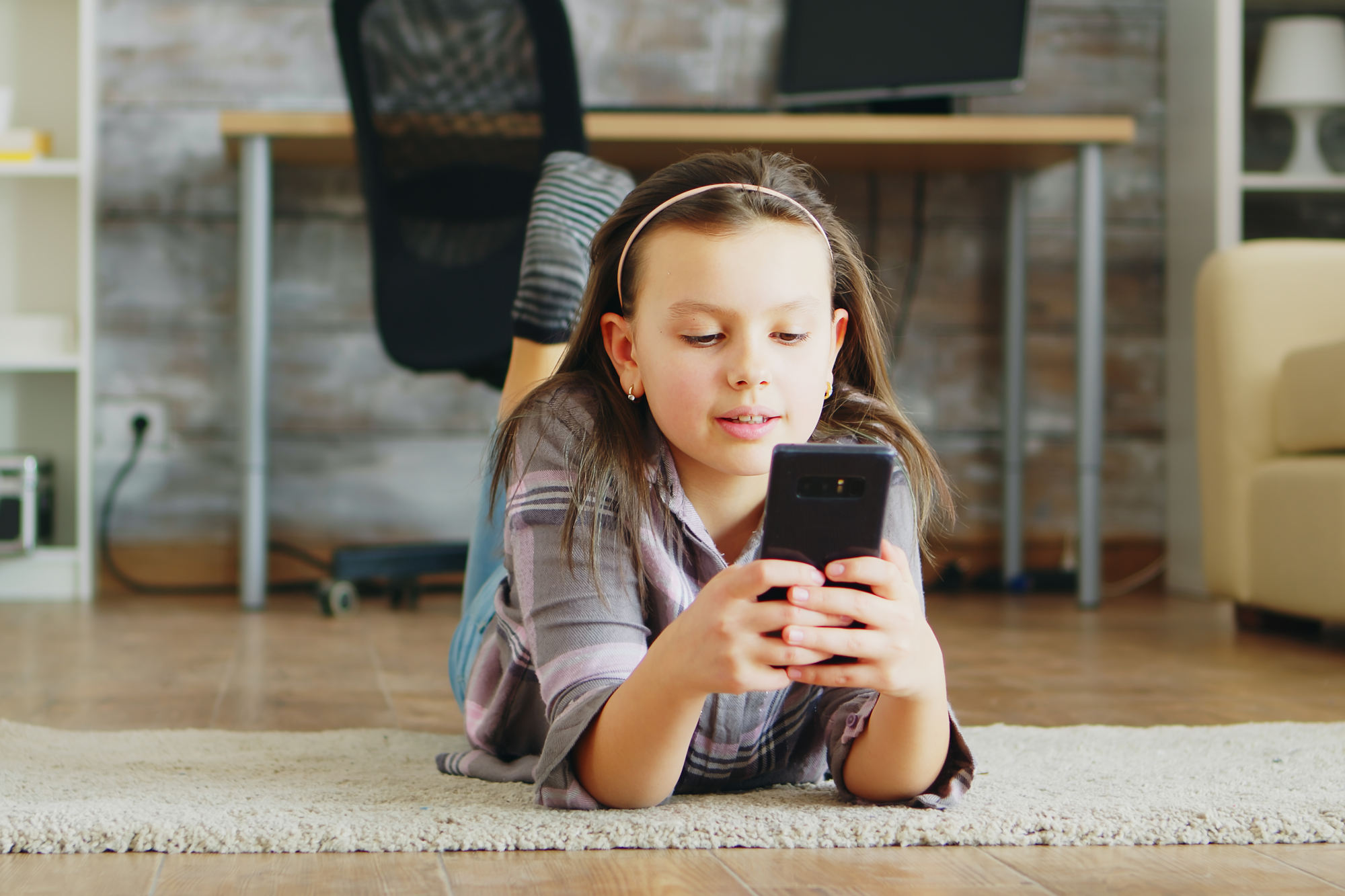 Biblioteka przy SOkoła zaprasza na spotkanie pt. "Dziecko w świecie ekranów. Jak chronić psychikę i stawiać zdrowe granice?"
