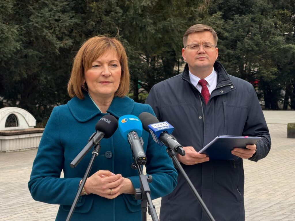 Ewa Leniart podczas konferencji prasowej