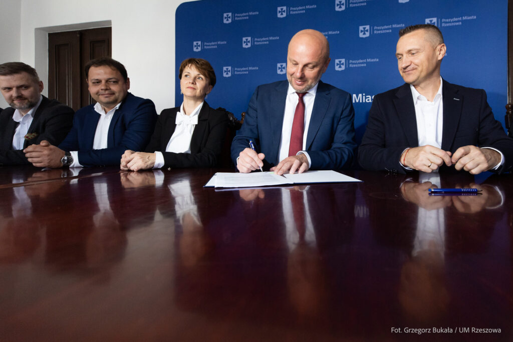     Podpisanie umowy na budowę łącznika Ropczycka - Tarnowska w rzeszowskim ratuszu