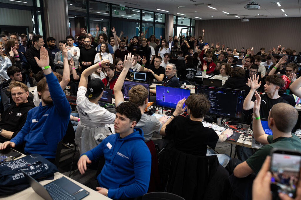 zespoły informatyków przy pracy w HackCarpathia 