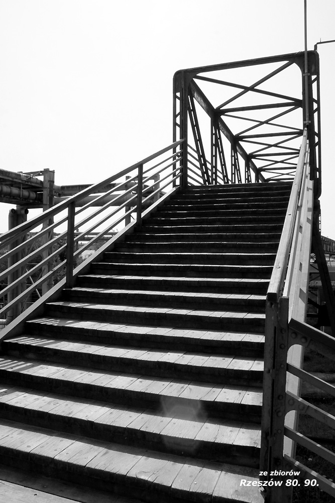 Archiwalne zdjęcie kładki przy dworcu PKP