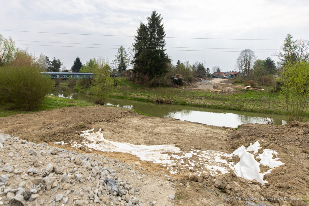 plac budowy z widokiem na rzekę Strug