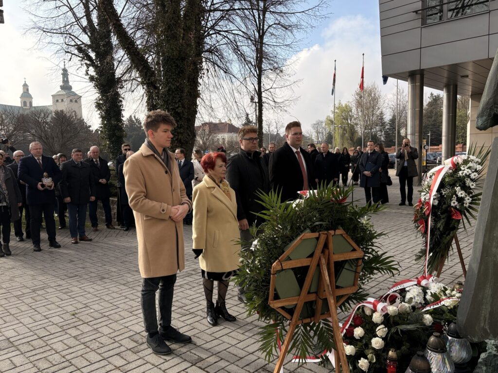 Rocznica katastrofy smoleńskiej, złożenie wiązanek i kwiatów