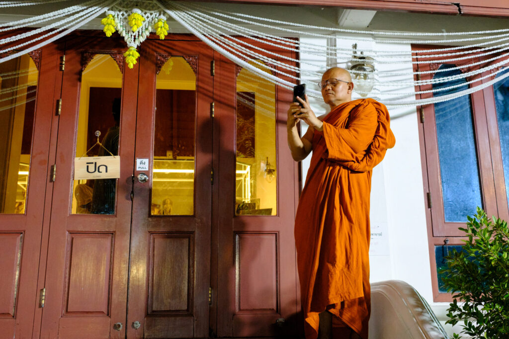Mnich buddyjski z telefonem komórkowym