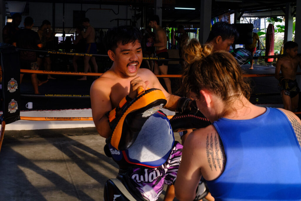 Kobieta na treningu muay thai