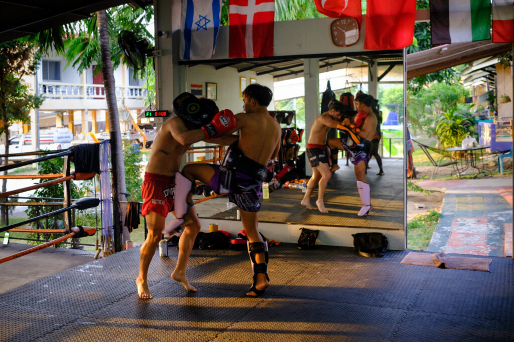 Trening muay thai w Chor Ratchawat w Tajlandii