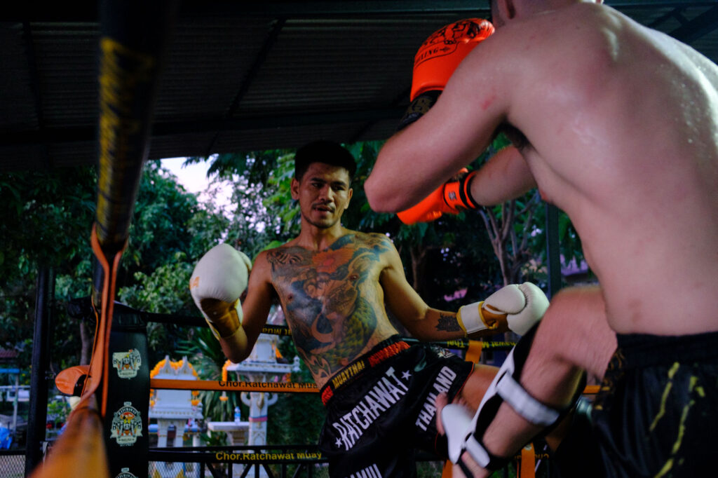 Walka muay thai w szkole Chor Ratchawat