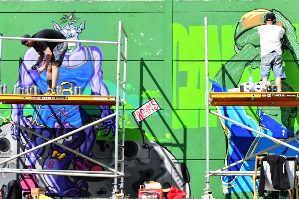 rusztowania przy muralu