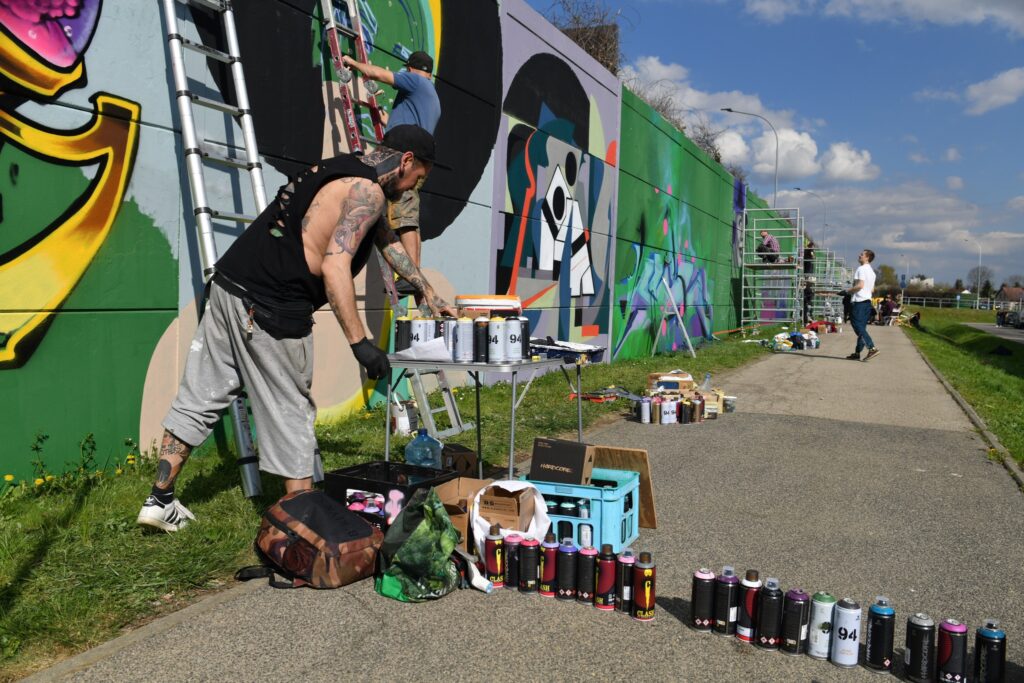 artysta przy muralu